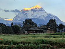 In de verte zien we de 8.167m hoge Dhaulagiri