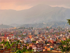 Kathmandu, gelegen in een vallei op 1.350m boven zeeniveau
