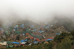 Namche Bazaar gezien door de mist