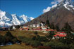 Het Tengboche klooster ligt op een heuvelrug en biedt fantastische zichten op de omliggende bergtoppen