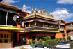 De Jokhang Tempel op de markt van Barkhor te Lhasa